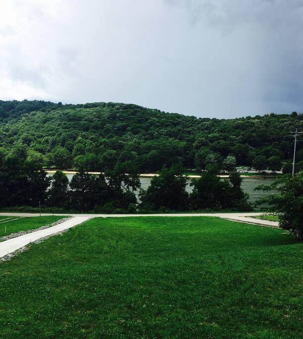 Excellent Lake view and easy access for fishing, kayaking and picnic on the water.