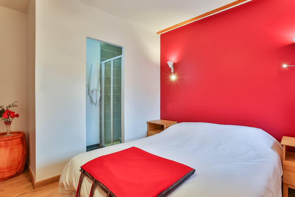 Chambre parentale avec douche privative
