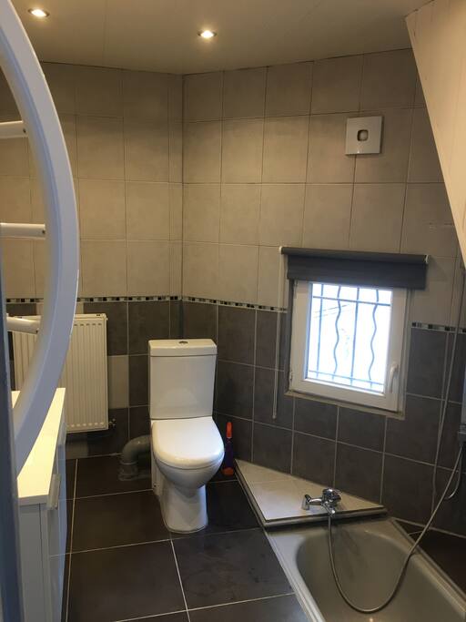 Salle de bain avec baignoire encastrée au sol.
Linge de toilette fourni.