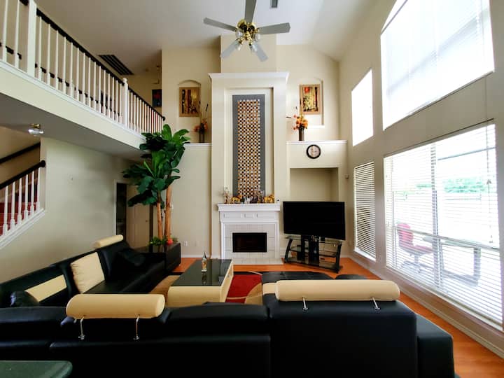 5 bedroom Retreat Houston, with jacuzzi and sauna Houses for Rent in