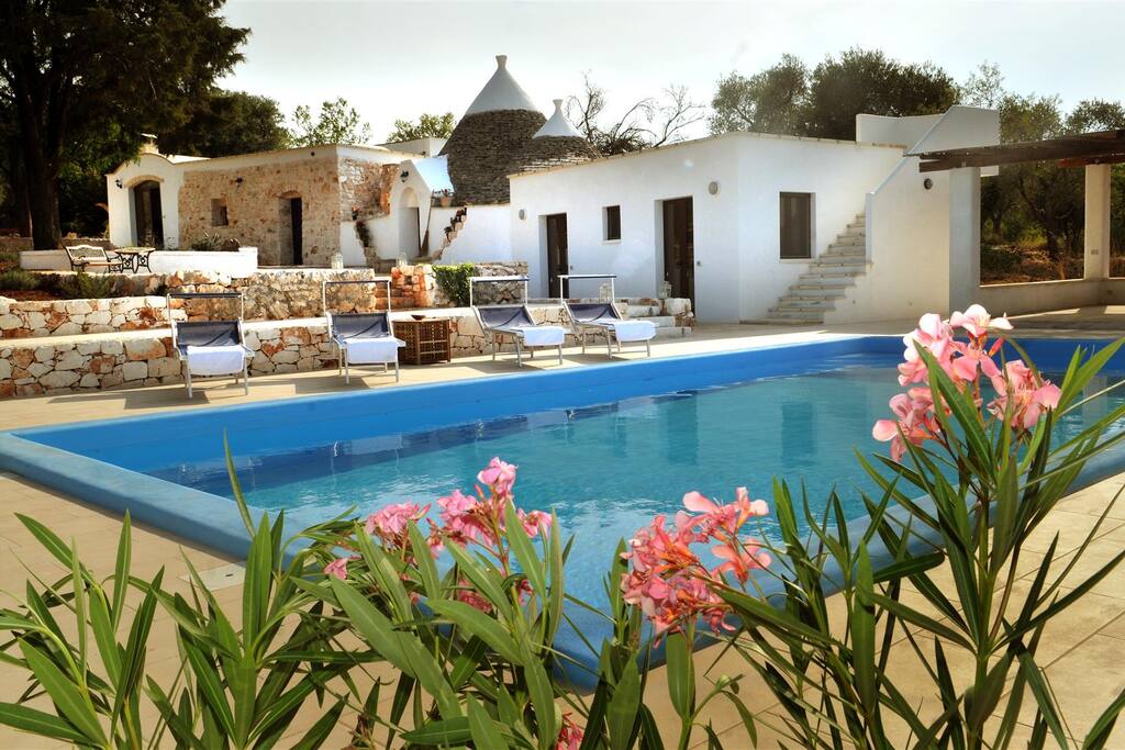 Private swimming pool with plenty of space for sunbathing