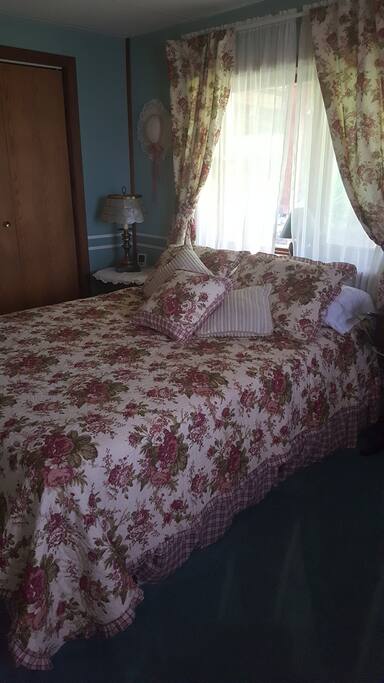 Click on this picture to see room. The Beautiful Lodge house room
