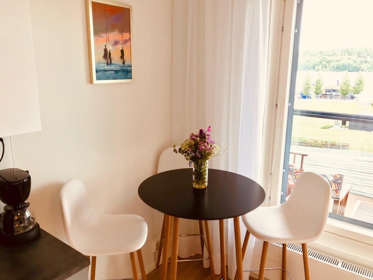 Perfecte plek om te genieten van koffie en het meer te observeren