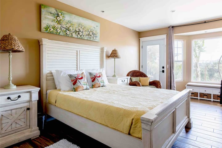 Chumba kikuu kinatoa kitanda cha malkia, bafu lililounganishwa, bafu lenye ncha mahususi, chumba cha choo cha kujitegemea, dirisha la ghuba lenye mwonekano juu ya bustani na bonde la mto, mlango wa baraza na ua wa nyuma, kabati kamili la kujipambia, runinga MAHIRI na kabati la kuingia.