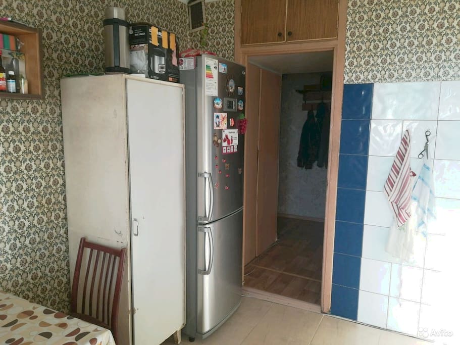кухня стол, холодильник