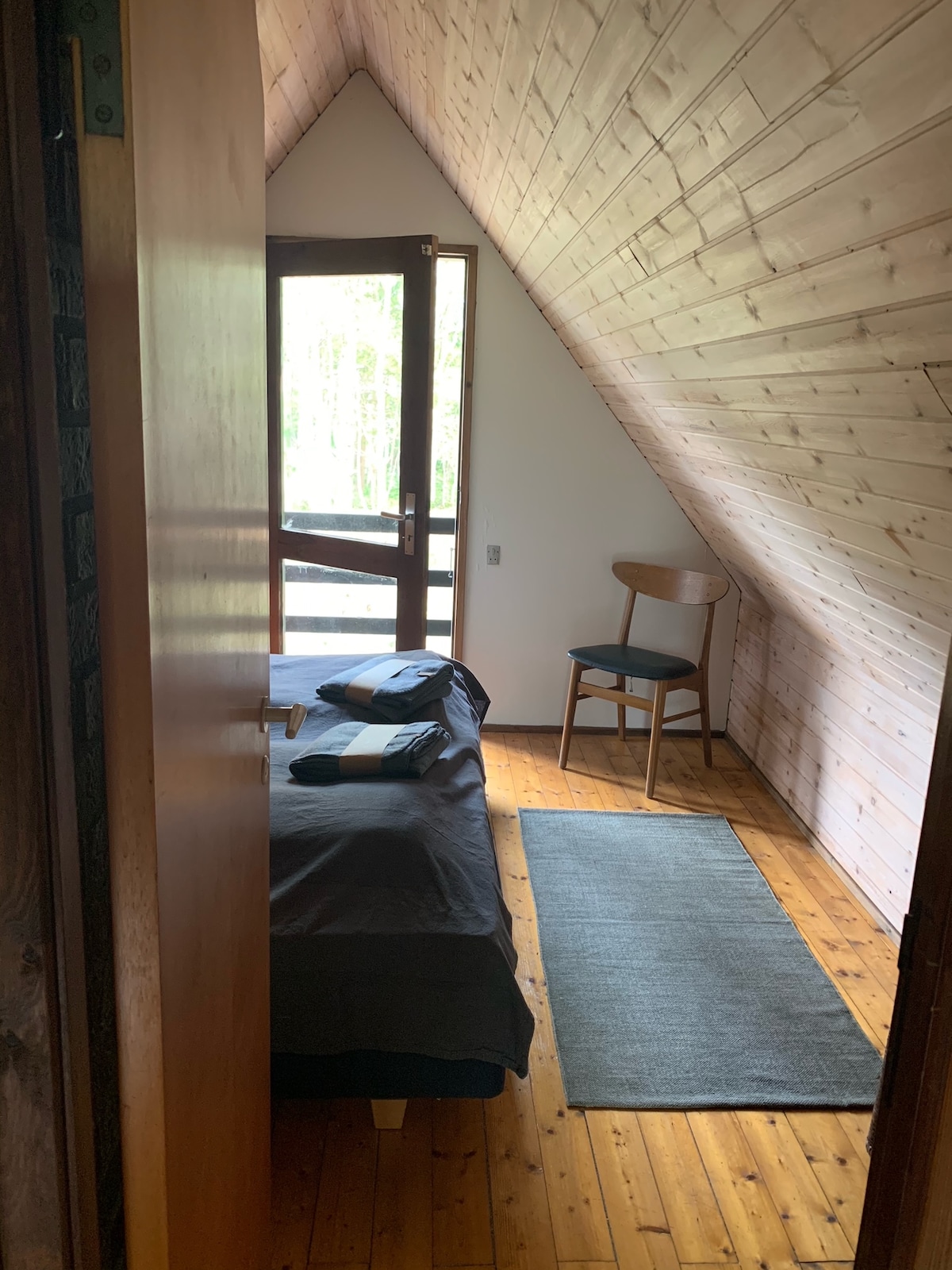 חדר הפונה למזרח עם מיטה זוגית, קומה ראשונה