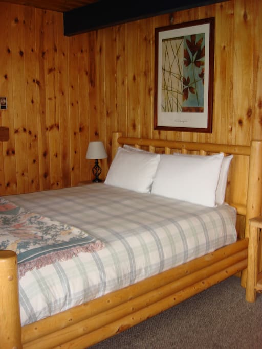 Queen bed in Garden room