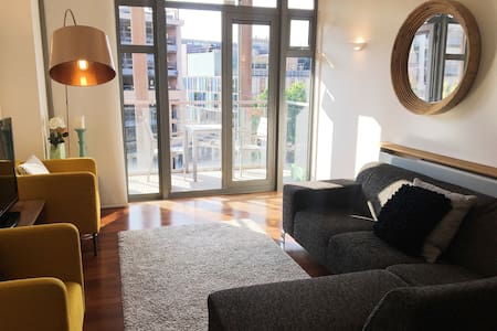 Bright / airy City Centre apartment with balcony