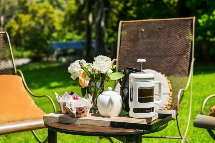 Stunning Red Hill Property 15 Acres, Sleeps 8-10 gallery image 3