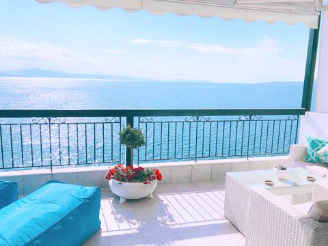 Colours Seaview Apartment -1hr 10mins to Airport