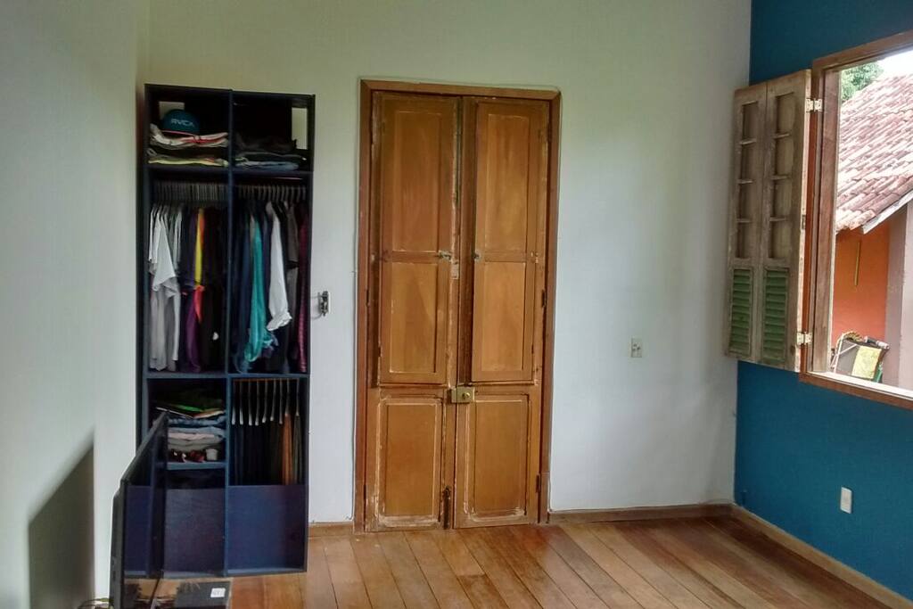 Suíte ampla com armário, tv , wi fi e cama de casal.