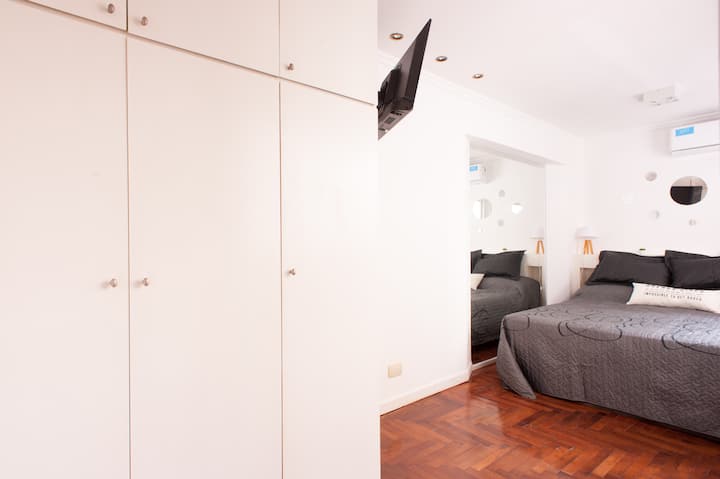 Room view including Smart TV, single air conditioning and Queen Size bed (1.60x1.90) that allows two people to sleep comfortably