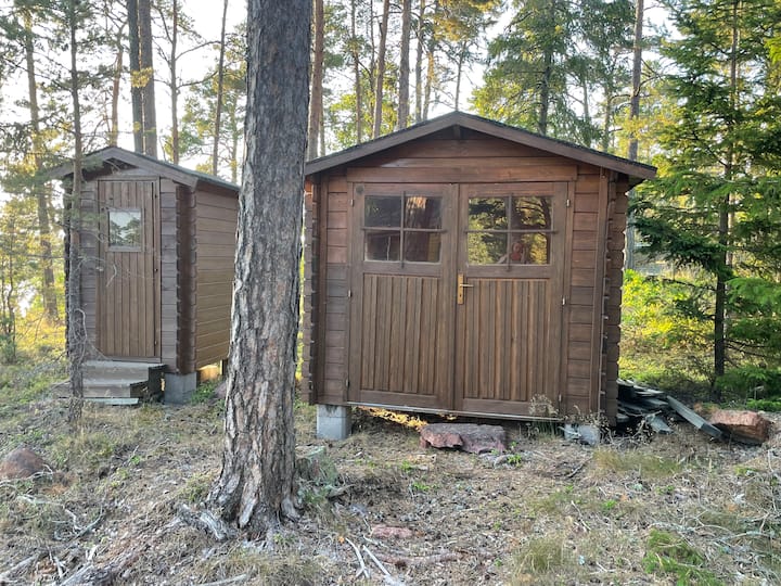 Jednoduchá úschovňa v hornej chate bez vybavenia a s dvoma stanovými lôžkami. Outhouse.