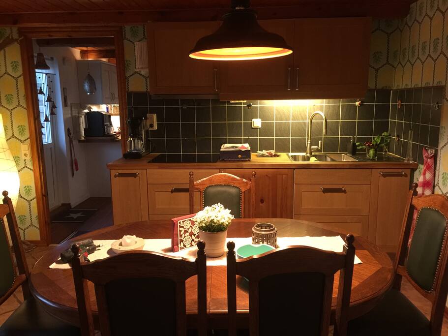Frukost serveras i köket på nedervåningen, där kan man också laga egen mat om man så önskar.