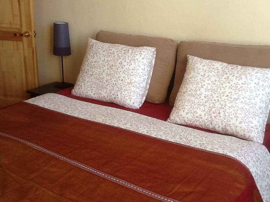 Schlafzimmer mit Doppelbett