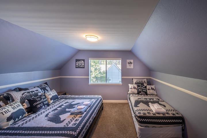 King bed and twin bed in bedroom 3
