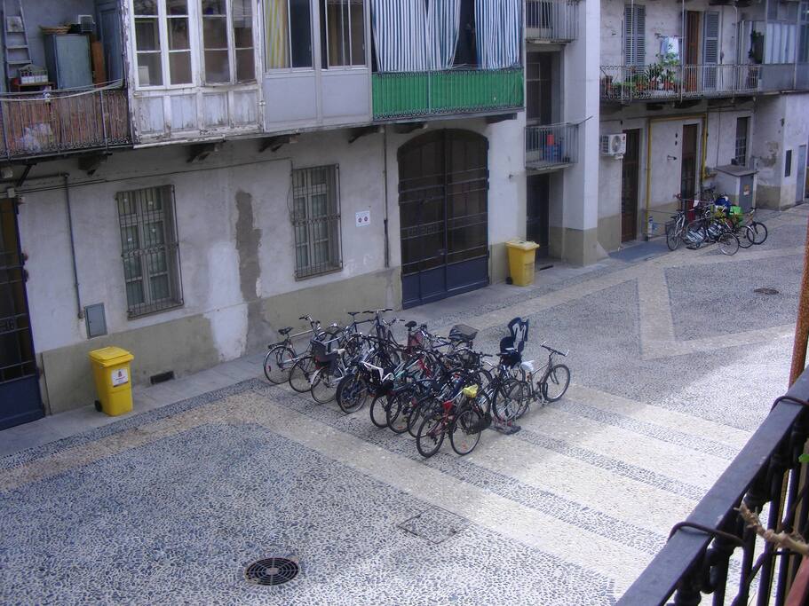 la terrazza si affaccia sul tipico cortile torinese
