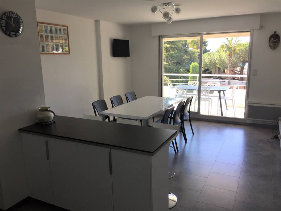 Grand séjour (décoration moderne) avec vue mer sur la baie de la Ciotat