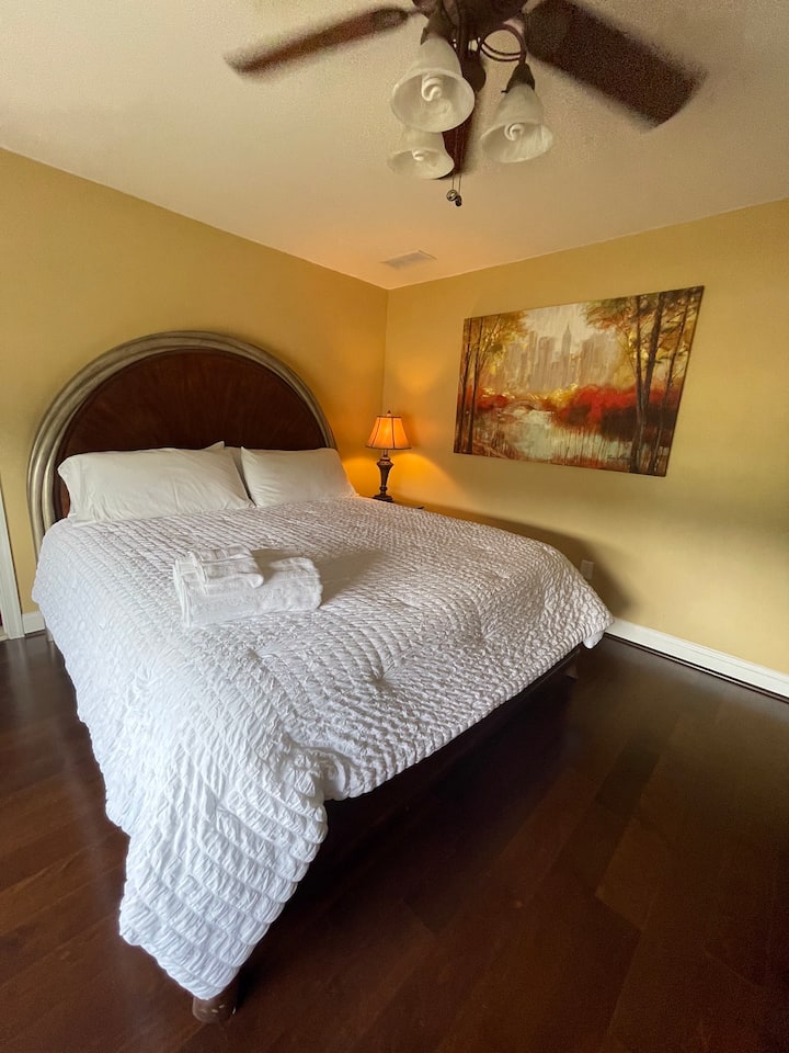 Pohodlná manželská posteľ King na druhom poschodí s vlastnou kúpeľňou 