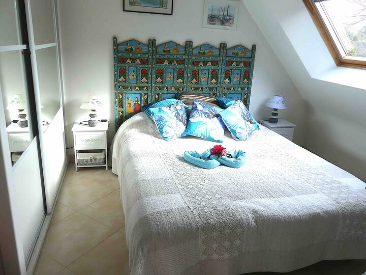 带印第安音符的卧室，大衣柜