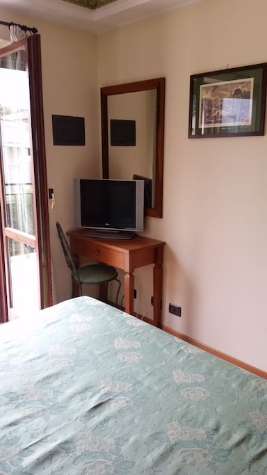 Camera da letto con tv e vista sul campo da golf