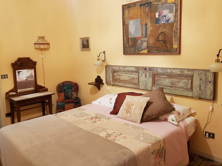 לחדר הזה יש גישה ישירה למרפסת ולגינה. מיטה נוחה מאוד עם כריות של מרקמים שונים כדי להבטיח מנוחה נעימה. שמיכות פוך ושמיכות חורף זמינות לחודשי הסתיו והאביב