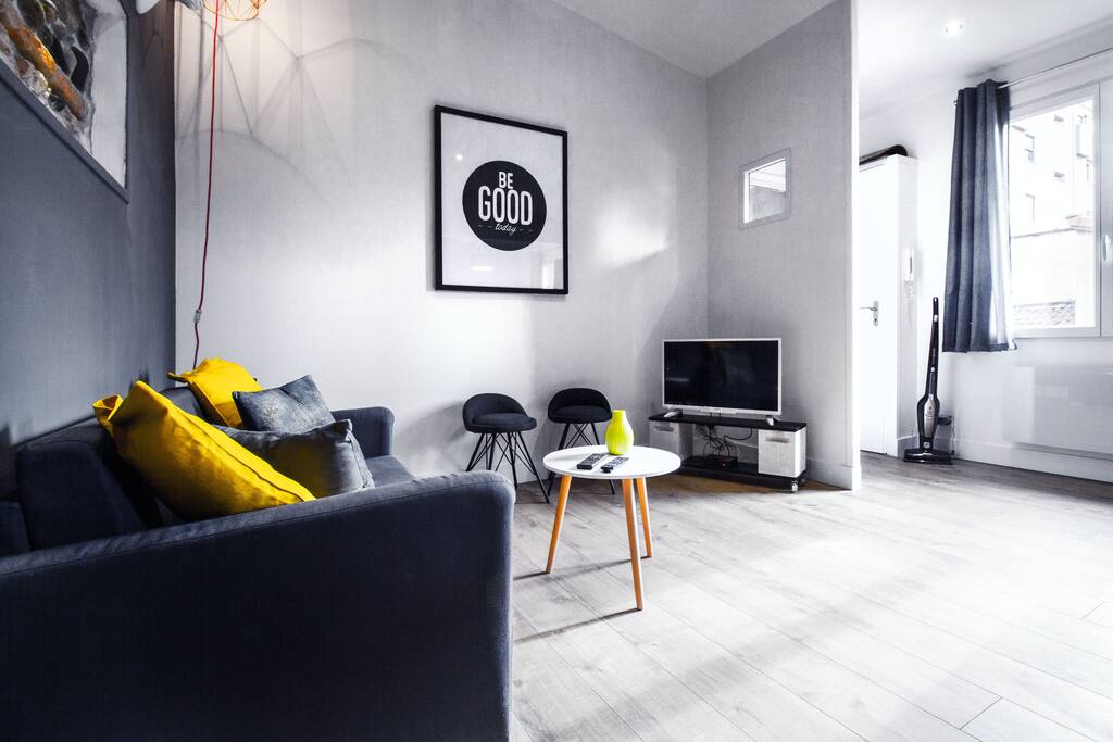 Lumineux, coin séjour avec télé et internet par la fibre.