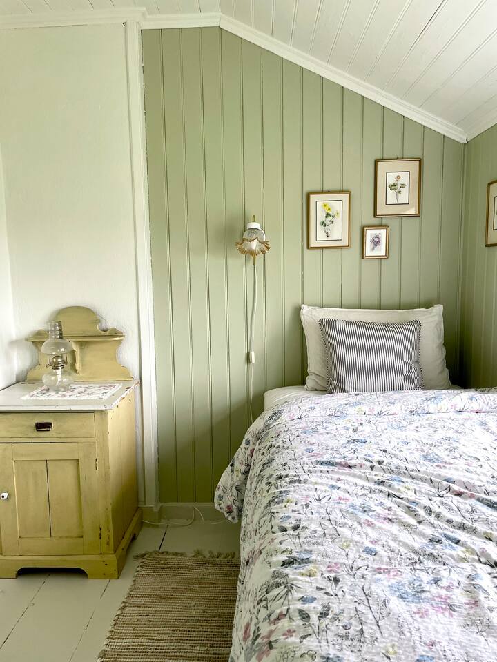 Soverom 4. Her er det til senger. En ny og deilig 90cm bred kontinentalseng, samt en kontinentalseng på 75cm. Dette rommet har inngang fra soverom 1 og har nydelig utsikt mot småbåthavna og bryggerekka.