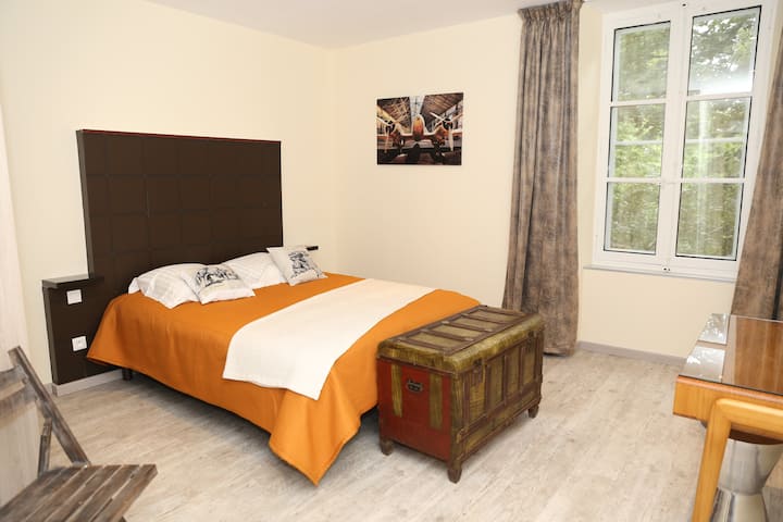 Habitación de VIAJES para 2 personas con cuarto de baño y wx separado. Vistas al parque y al jardín.
