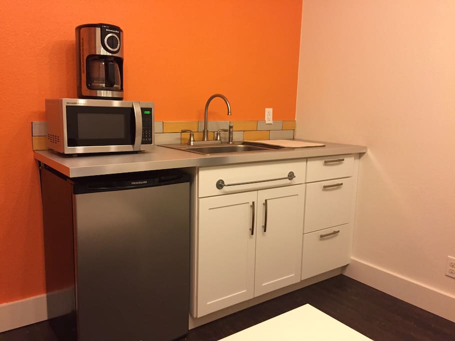 Kitchenette.
Mini Fridge, sink, coffee maker, microwave, basic kitchen supplies.