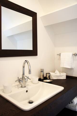 Charming cottage in a green scenery gallery image 4