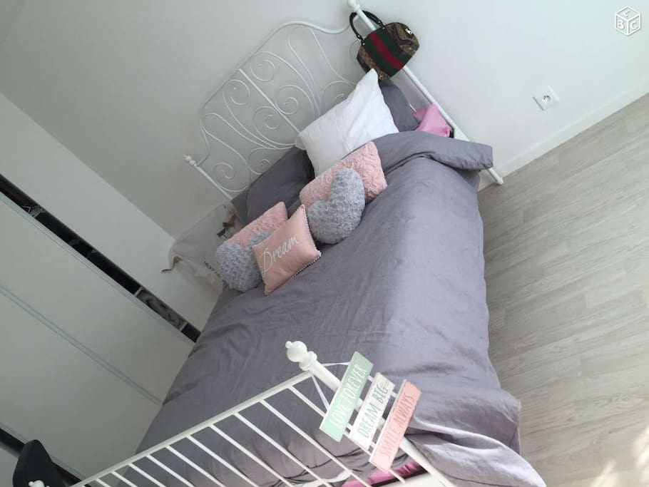 La chambre avec une télé