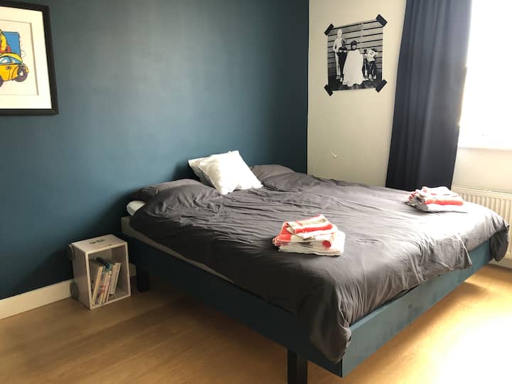 ห้องนอนที่สองพร้อมพื้นที่ตู้เสื้อผ้า