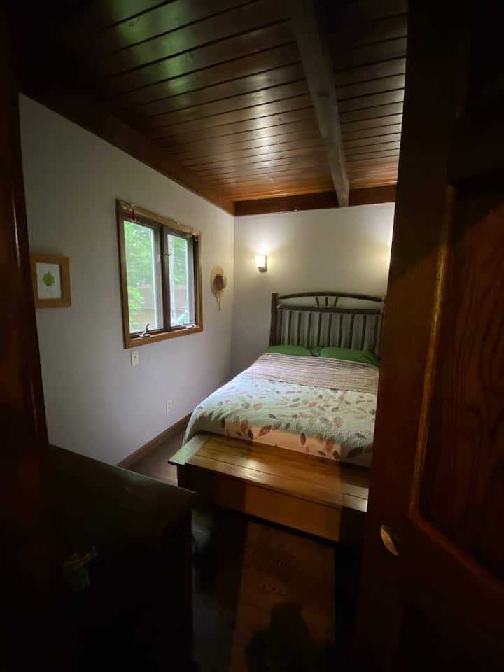 Spálňa na prvom poschodí je vybavená dvojlôžkom.