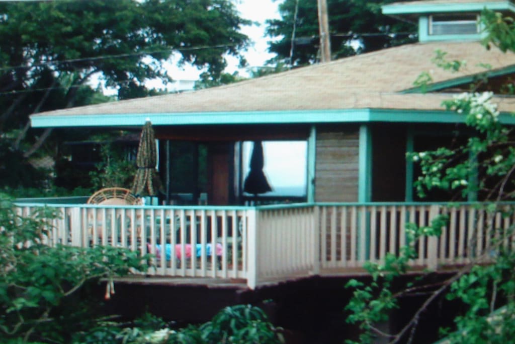 Darling cottage with ocean views, lanai and BBQ, hot tub