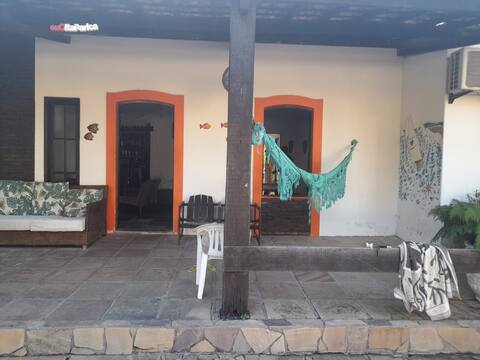 Casa com piscina, churrasqueira, jardim, em cond.