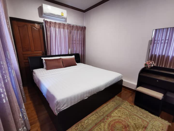 Მესამე ოთახში ჩვენ ვიყენებთ მაღალი ხარისხის ბუნებრივ ლატექსის ბალიშებს.Საძინებელი 3 მე-4 სართულზე, ჩვენ ვიყენებთ მაღალი ხარისხის ბუნებრივი ლატექსის ბალიშებს. 