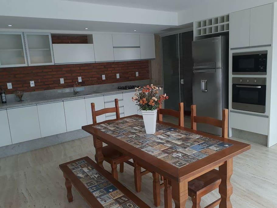 Cozinha ampla com TV a cabo , Wi-Fi , com vista e porta janelas para o jardim .