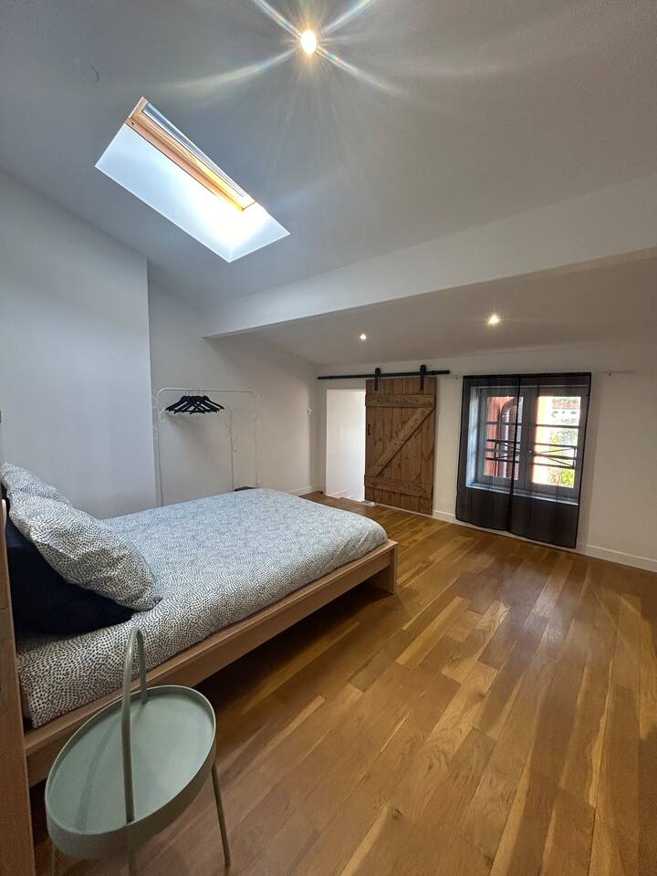 Светла спална соба