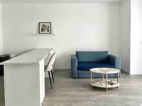 Peaceful Modern Studio & Terrace (Free Parking)