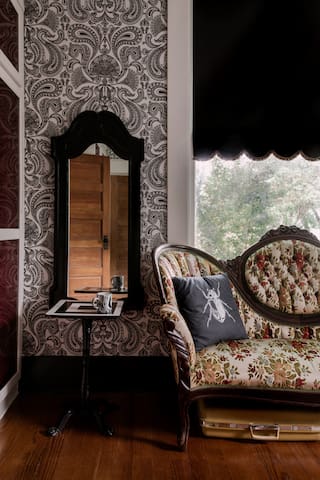 Elegant Historic Estate: Professionally Designed. gallery image 2