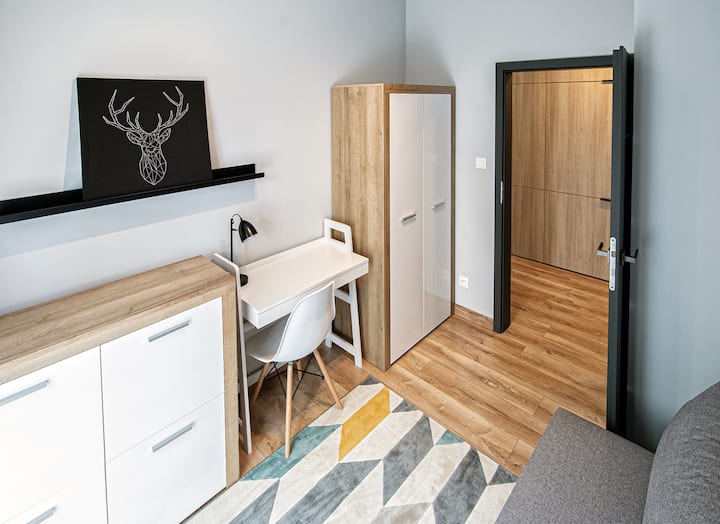Second bedroom with comfortable couch (130x192 cm), wardrobe and computer/office desk - Luxury Apartment City Center, Old Town, Rail & Bus

THE BEST LOCATION at THE REASONABLE PRICE for WONDERFUL TIME in KRAKOW!

WE'RE A SUPERHOST!