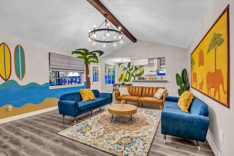 Top Airbnb: Hot tub Beautiful 5BR Villa 14 beds/sleeps 18/3Tv in South Belt / Ellington