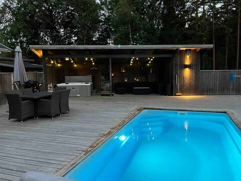 High standard. Pool, hot tub, lovely sandy beach.