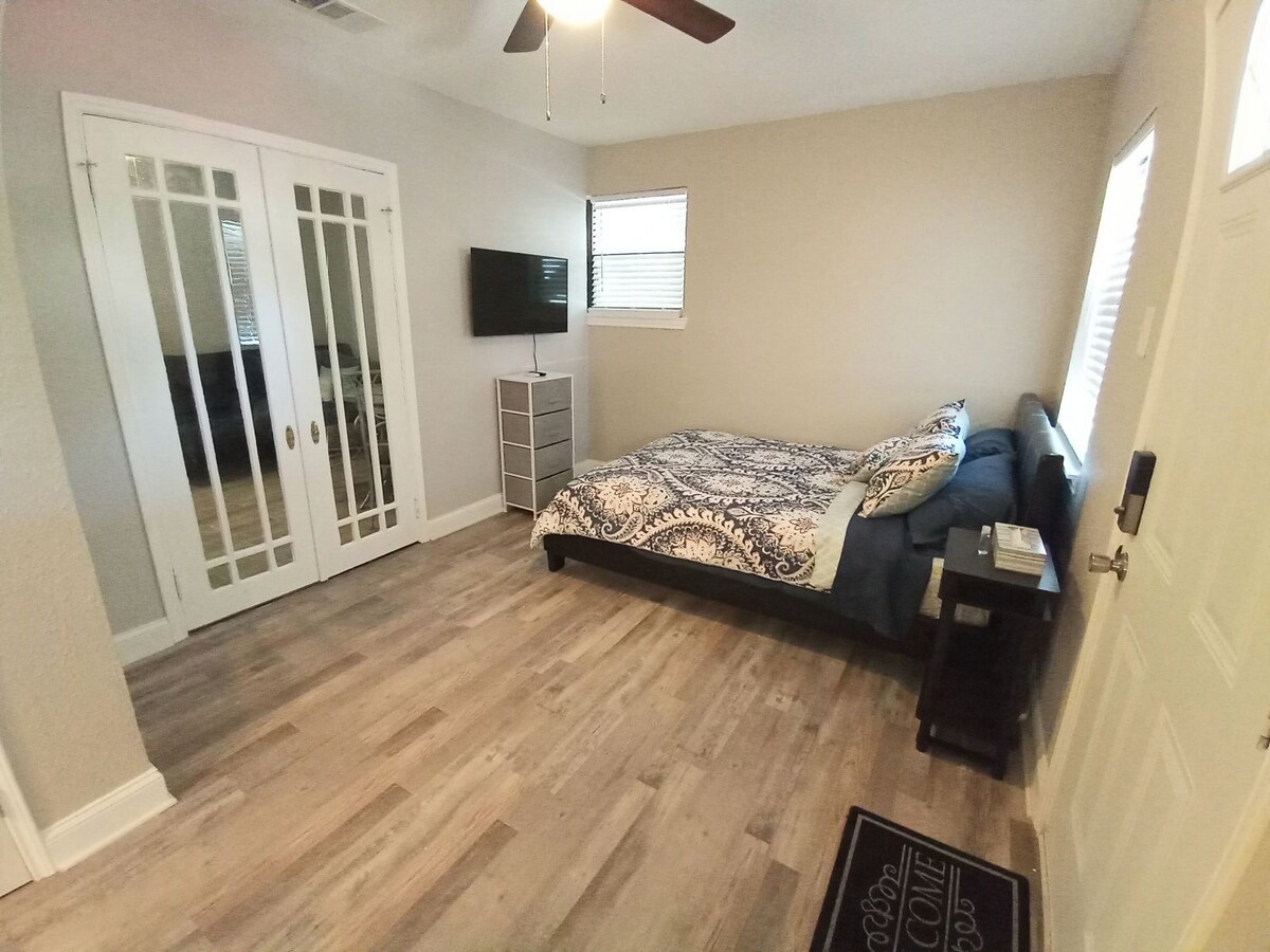 דלת צרפתית כפולה כדי להפריד את המטבח/פינת האוכל מחדר השינה.