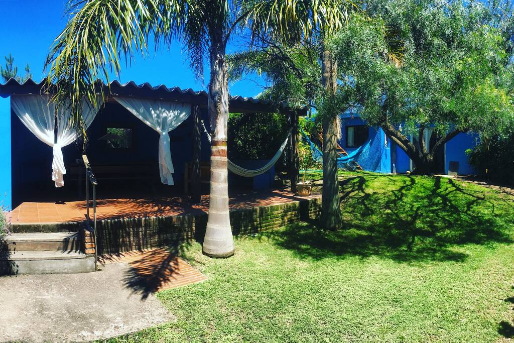 Jardín y barbacoa disponibles para vos.