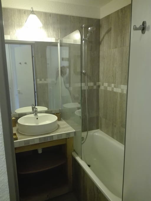 salle de bain avec
baignoire