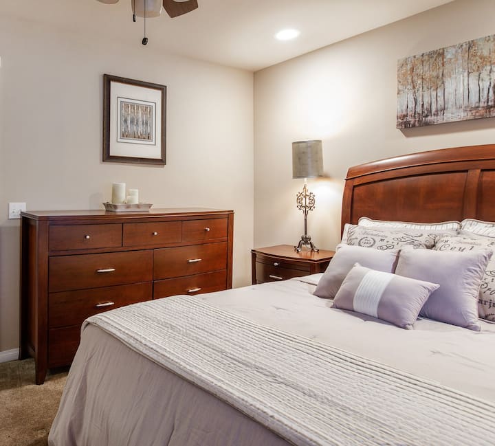 חדר שינה לאורחים בקומה הראשית עם מיטת קווין סייז