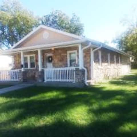 1920s Natural Rock Bungalow (Mtn. Grove)