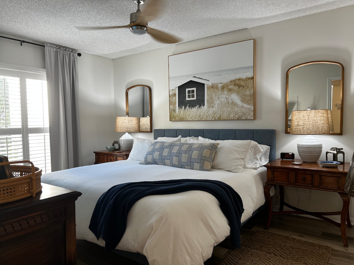 سرير بحجم كبير مع بياضات فاخرة لتجربة نوم رائعة. المرتبة ثابتة ومصنوعة من قبل كاسبر. 